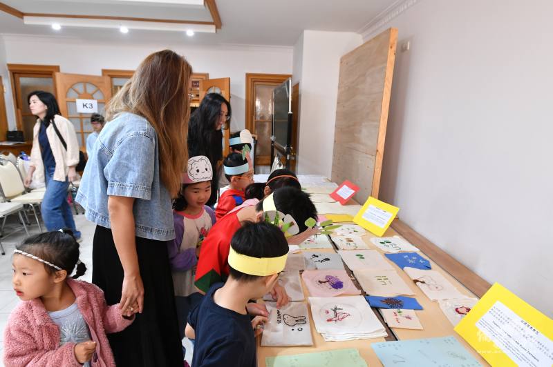 家長觀賞學生的作品