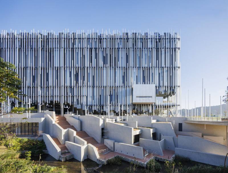 2025台灣建築獎18日頒獎，由建築師姚仁喜及大元建築工場規劃設計的「新北市美術館」榮獲首獎。評審團認為，其外牆系統、結構技術與可視化的工法皆達到高度工藝水準。（姚仁喜｜大元建築工場&Iwan Baan提供）