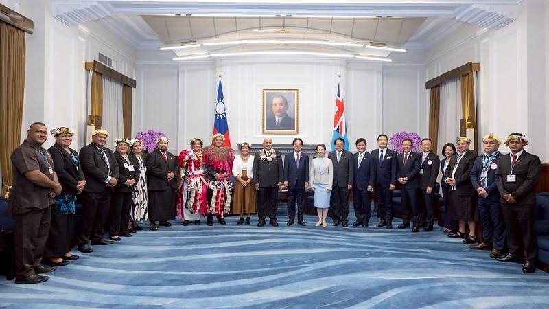 President Lai poses for a photo with Prime Minister Feleti Teo of Tuvalu and his wife.