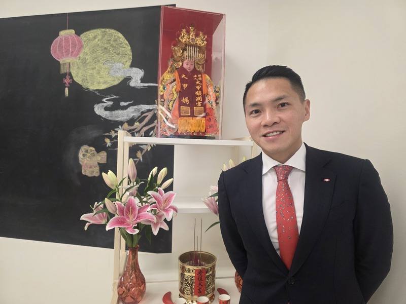 加拿大台裔國會議員張瑋麟將大甲媽祖迎至加拿大展開宗教文化之旅。他說，媽祖是「海上守護神」，充滿勇氣、希望、堅韌，這都是加拿大和台灣人民所信奉的精神。