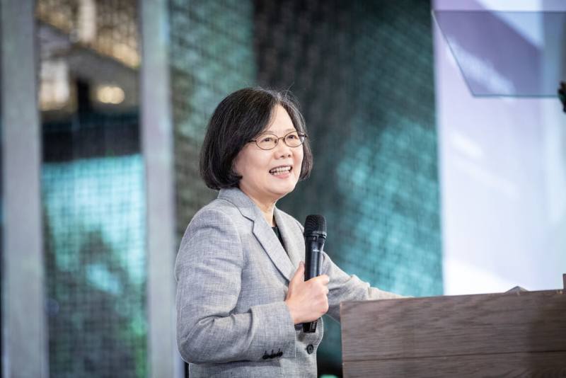 前總統蔡英文18日出席台灣美國商會2025年度會員大會，在致詞中談及當前全球局勢的複雜變化，以及台灣在其中展現的穩定性與關鍵角色。（台灣美國商會提供）