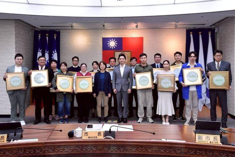 台北市長蔣萬安（前排右5）18日頒發穆斯林友善認證牌給新獲認證的15家旅宿業者。觀傳局說，持續與中國回教協會推動台北市穆斯林友善景點暨旅宿輔導計畫，已逾百家。（台北市觀傳局提供）