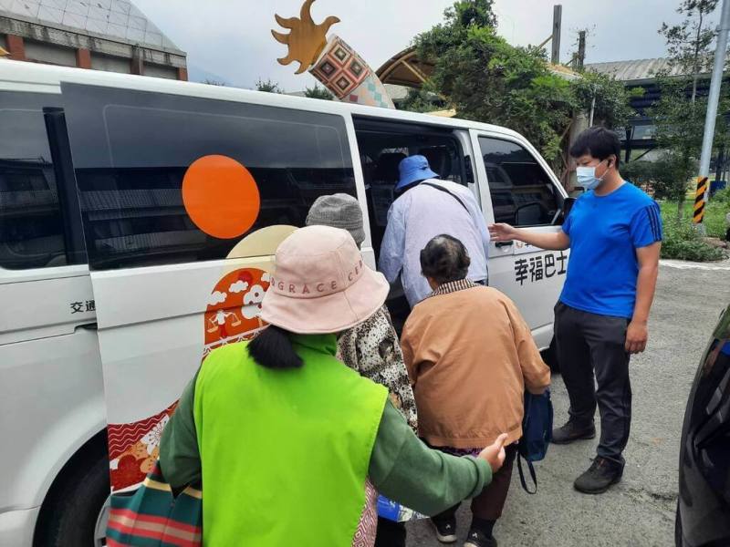 高雄市交通局宣布，桃源區、那瑪夏區預約式幸福共享巴士於18日起啟動試營運。（高雄市交通局提供）