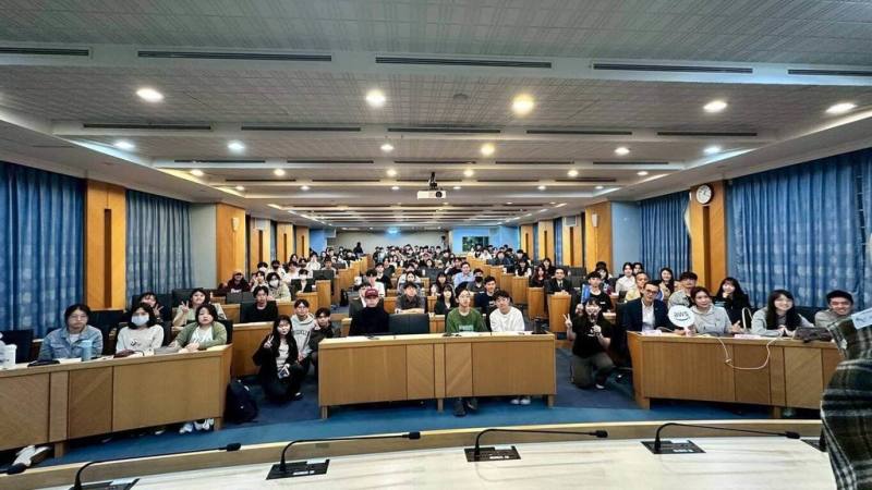 東吳大學資管系舉辦專題講座，邀請Amazon Web Services（AWS）團隊舉辦專題講座，分享全球雲端技術的最新發展趨勢與實際應用經驗。（東吳提供）