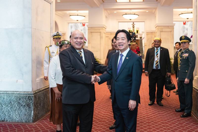 President Lai shakes hands with Prime Minister Feleti Teo of Tuvalu.