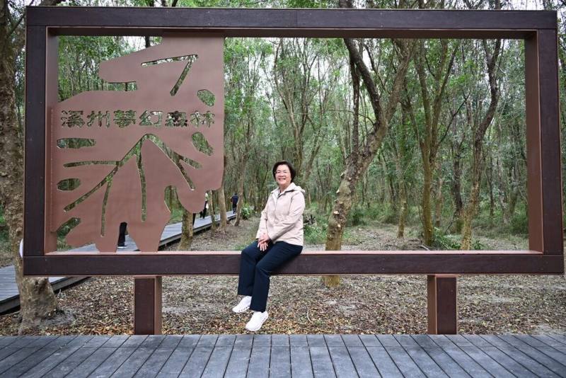 彰化縣溪州公園森林木棧道區改善計畫歷經半年多完工，彰化縣政府19日舉行啟用典禮，縣長王惠美（圖）表示，修繕後新增導覽牌、拍照框景意象、休憩吊床等設施，並推出集章活動，期望帶動觀光，提升周圍經濟效益。（彰化縣政府提供）