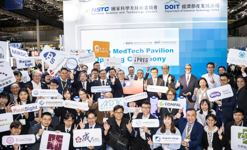 國科會與經濟部攜手臺灣46家智慧醫療團隊，在MEDICA 臺灣館(Taiwan MedTech Pavilion )開幕式後熱情合影，展現 Team Taiwan 共同進軍國際市場的活力與自信