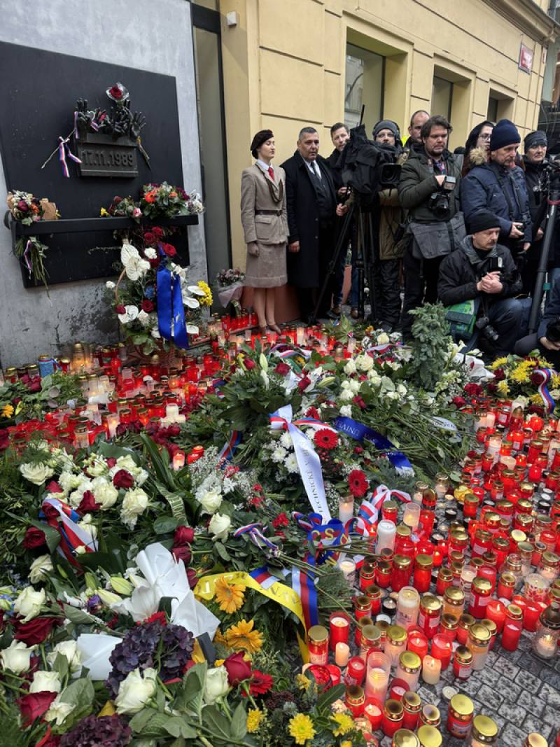 捷克首都布拉格17日舉行一系列講座、展覽與音樂活動，追思1989年推翻共產政權的「絲絨革命」（Velvet Revolution），並悼念1939年納粹占領時期遭受迫害的學生。「絲絨革命紀念碑」前擺滿鮮花與蠟燭