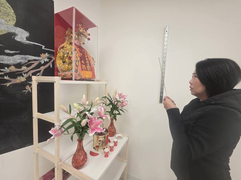 加拿大台裔國會議員張瑋麟迎大甲媽祖至加拿大，大溫哥華居民蔡雅玲很高興在居住城市就有機會親近媽祖。她說，媽祖代表慈悲、行善、大愛，參拜媽祖點上一炷香，就覺得很安心。