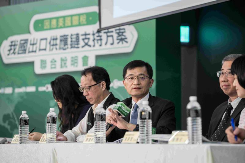 何次長出席因應美國關稅我國出口供應鏈支持方案聯合說明會（台中場）進行QA詢答