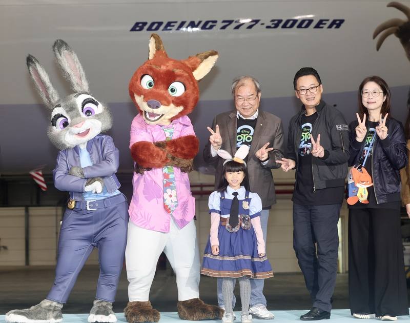 華航「動物方城市2主題彩繪機」19日出廠，首航台北飛洛杉磯，超人氣主角胡尼克（Nick Wilde）及哈茱蒂（Judy Hopps）現身，華航董事長高星潢（右3）、總經理陳漢銘（右2）與華航員工及親屬熱情參與，見證首航盛典。
