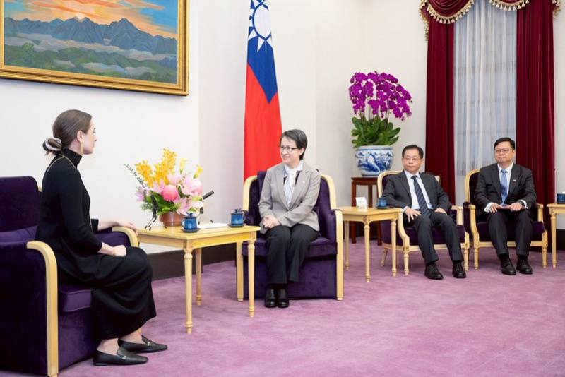 副總統接見「2022年諾貝爾和平獎得主烏克蘭人權組織『公民自由中心』主席馬特維丘克」，並相互交流