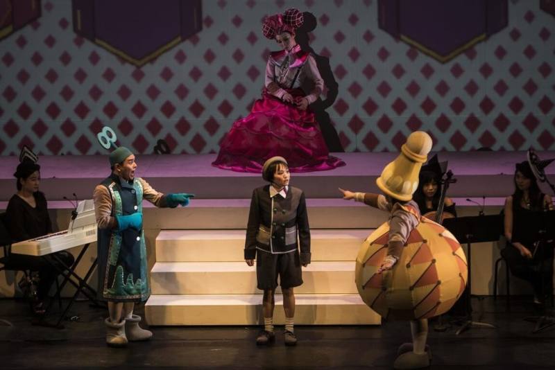 （中央社記者趙靜瑜台北19日電）誠品表演廳攜手Ｏ劇團打造親子舞台劇「幸福讀冊店」，趣味翻玩「小王子」與「愛麗絲夢遊仙境」等經典童話，演出前小朋友可以手作玫瑰花冠，幫小王子找回心中的那朵玫瑰。

誠品表演廳邀請曾獲台北兒童藝術節首獎團隊Ｏ劇團，推出「幸福讀冊店」親子舞台劇，描述演員們掉入書中世界後變身長出玫瑰花的小木偶、背包裡裝滿火柴的小王子，還有鼻子會變長的糖果屋兄妹等故事角色，一起進入這趟閱讀大冒險。

這次的演員包括YouTube創作始祖「這群人」超人氣成員木星與董仔，以及買黛兒・丹希羅倫、達