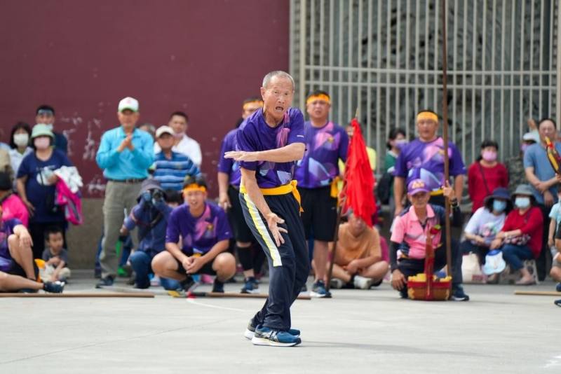 台南市文化資產管理處19日公布今年資深陣頭傳承者12人，肯定他們展現民間信仰與文化生命力的深厚底蘊，促進藝陣文化代代相傳。圖前為入選的九龍殿等多陣宋江陣教練林坤炎。（台南市政府提供）