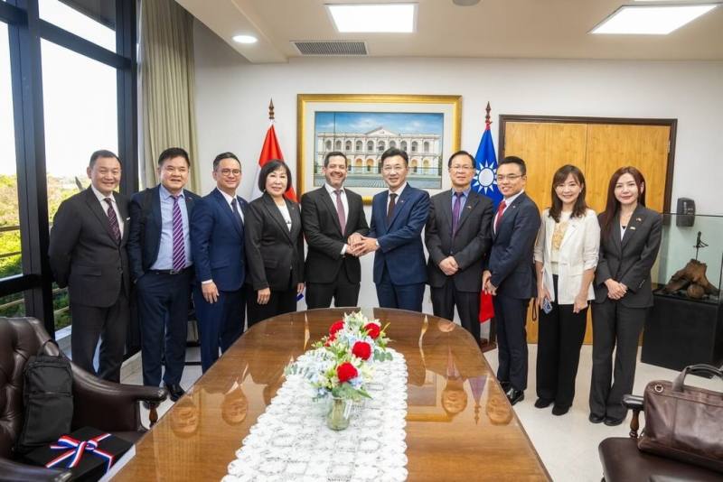 立法院副院長江啟臣（右5）率跨黨派立委訪問團訪問巴拉圭，他在拜會巴拉圭眾議長拉多雷（左5）時表示，巴拉圭是台灣在南美洲最堅定的友邦，雖然兩國地理相距遙遠，但因共享普世價值，彼此感覺像家人幾乎「零距離」。（立法院提供）