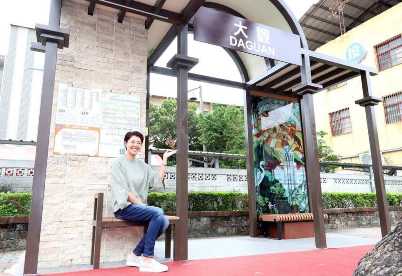 南投縣政府推動候車亭改善與建置，114年完成10處智慧候車亭及6處智慧站牌，提供公車到站或等候時間；19日在草屯鎮中正路「大觀」站舉辦智慧候車亭啟用典禮，縣長許淑華（圖）出席。（南投縣政府提供）