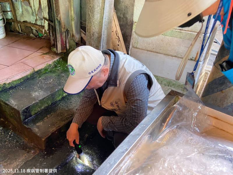 屏東縣萬丹鄉出現登革熱本土群聚疫情，共造成高雄鳳山1例、屏東萬丹2例確診。正值疫情控制關鍵期，疾管署副署長林明誠18日南下屏東，了解當地環境風險及防治工作推動情形。（疾管署提供）