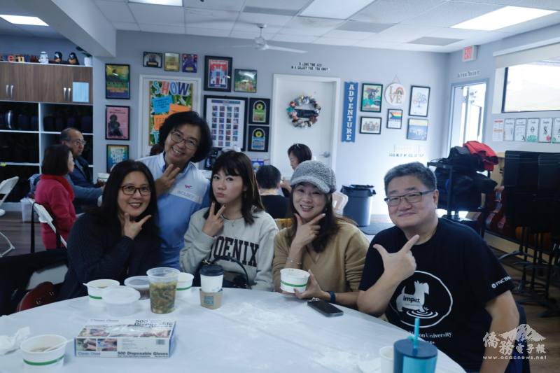 當天出席活動嘉賓(由左至右)僑務促進委員張慧娟、臺灣華語文學習中心-聖地牙哥中華學苑校長孫麗敏、橙縣文教中心主任蕭蓓如、僑務促進委員林玉惠及僑務委員謝家樹