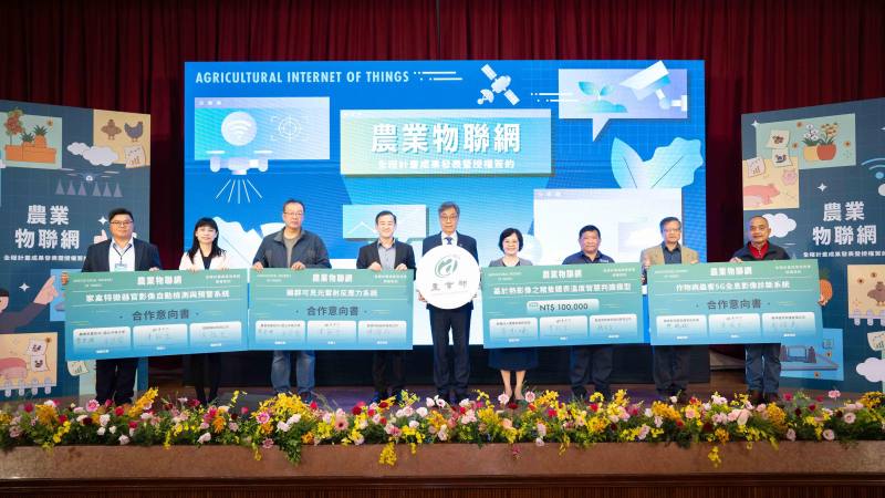 4項技術授權簽約大合照並由陳部長擔任見證人