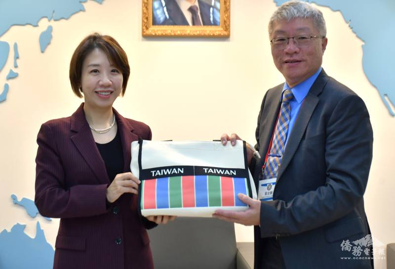 李姸慧致贈紀念品予葉俊麟