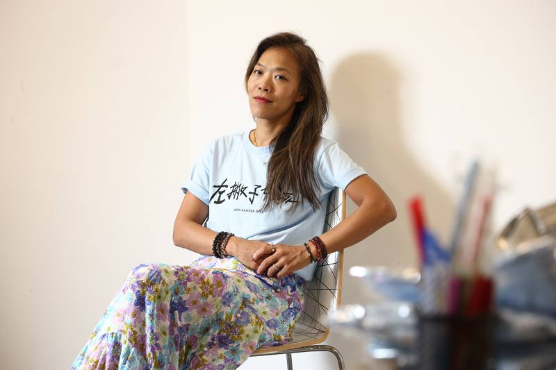 導演鄒時擎將個人曾被長輩嫌棄左撇子的經驗拍成電影「左撇子女孩」，並期待觀眾別再因為傳統而藏起個人特色。