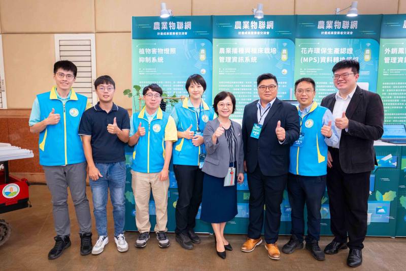 由農業科技司李紅曦司長率同與會貴賓進行展區巡禮