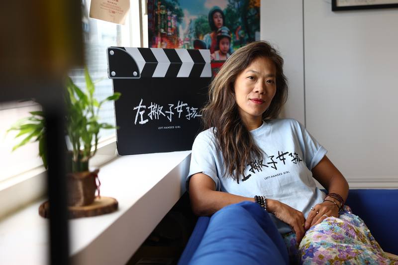 導演鄒時擎將個人曾被長輩嫌棄左撇子的經驗拍成電影「左撇子女孩」，就算花了數十年才拍出來，她仍不擔心故事會「過期」。