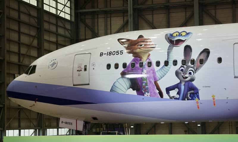 The characters in "Zootopia 2," Nick Wilde (left) and Judy Hopps, hop aboard a China Airlines Boeing 777-300ER at Taiwan Taoyuan International Airport on Wednesday. CNA photo Nov. 19, 2025
