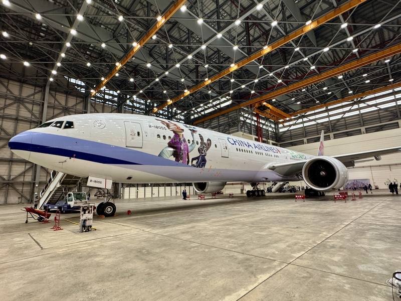 華航「動物方城市2主題彩繪機」19日出廠，以波音777-300ER擔綱執飛，主要派飛洛杉磯航線，日後也將拓展至安大略、曼谷、東京及大阪等親子航點。