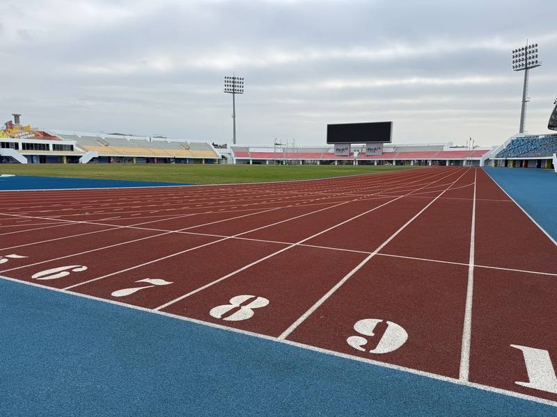 雲林縣教育處19日說明，田徑場主跑道與籃球場每日開放時間為上午6時至晚間9時，民眾可自由進出使用；周邊景觀照明則維持至午夜12時，營造明亮、安全的夜間運動與休憩空間。室內空間及二樓看檯目前暫不對外開放。