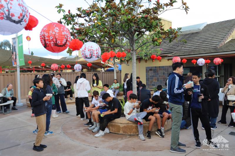 現場活動參與者歡喜地一口接一口吃著暖呼呼的湯圓