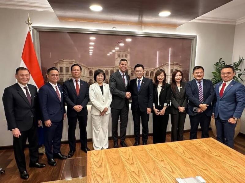 立法院副院長江啟臣（右5）率跨黨派立委代表團拜會巴拉圭總統潘尼亞（左5），他表示，由衷感謝潘尼亞在國際上始終表達堅定的挺台立場，將繼續鼓勵有雙邊互補元素的台巴經貿合作。 （立法院提供）