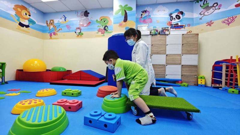衛生福利部朴子醫院復健科近日成立「兒童治療室」，以明亮繽紛的設計與童趣彩繪，為孩子們打造安全且友善的治療空間，盼強化在地兒童早期療育與復健服務。（朴子醫院提供）