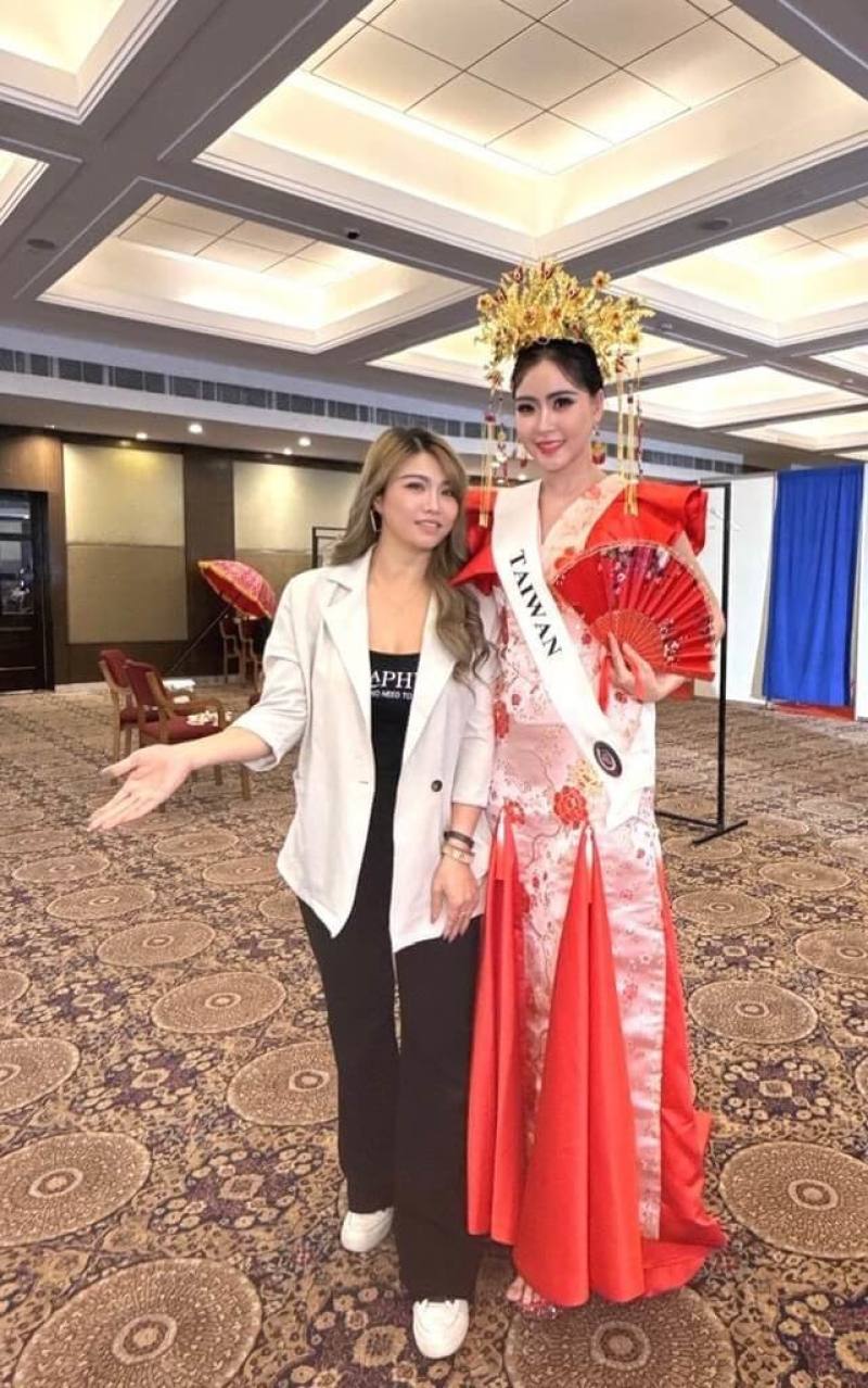 台灣小姐選美出身的鄭珊汶（右）代表台灣，到印度參加環球華麗小姐（Miss Glam Universe 2025）總決賽，此次她與艾米亞時尚美學藝術總監許米蓁（左）攜手合作獲佳績。（鄭珊汶提供）