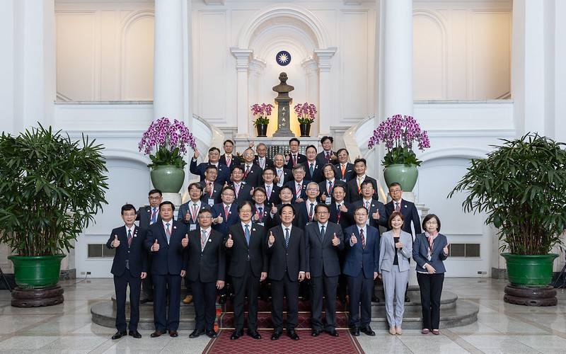 總統與訪賓一行合影