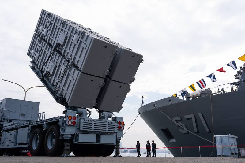 海軍新濱營區22日將開放，國防部20日進行預演，圖為雄風三型飛彈車（左）與新型救難艦「大武軍艦」（右）同框