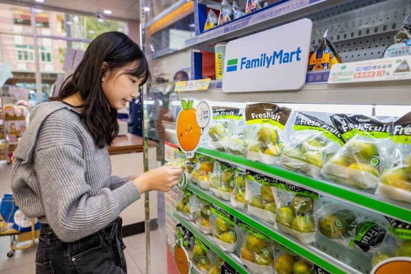 南投縣政府認證品牌「品味南投」為推廣當季柑橘，嚴選日照充足、生長氣候穩定的中寮鄉柑橘進入全家便利商店販售，首批採購4公噸，預計合作至115年春節前。（南投縣政府提供）