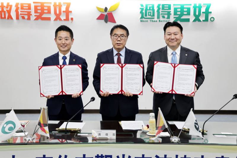 台南市長黃偉哲（中）20日與日本大分縣別府市長長野恭紘（右）、宇佐市長後藤竜也（左）簽署觀光交流協定書，盼透過締結協定，讓3市觀光資源互通。（台南市政府提供）