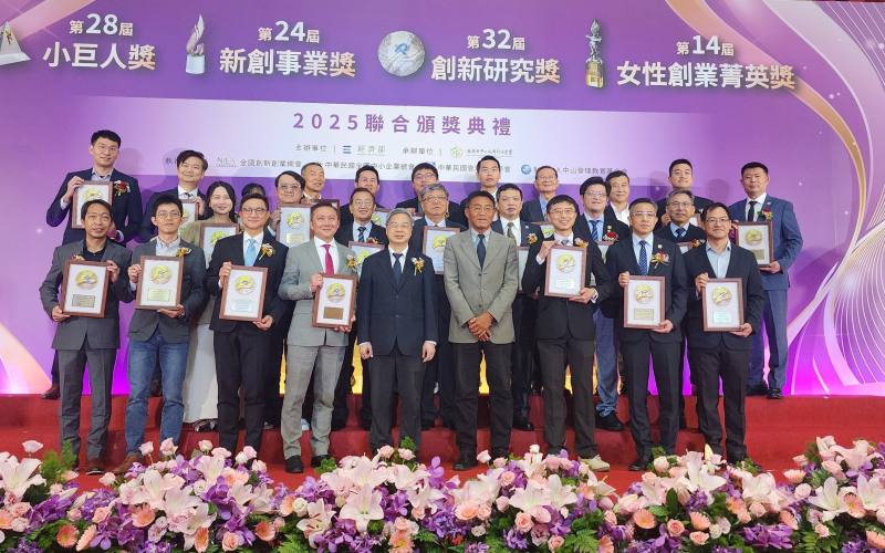 第32屆創新研究獎得獎代表合影(25家)