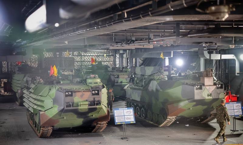 兩棲船塢運輸艦「玉山艦」22日將在「114年國防知性之旅」時開放民眾登艦參觀，塢槽乾區內置有AAV7兩棲突擊車，可供民眾近距離參觀