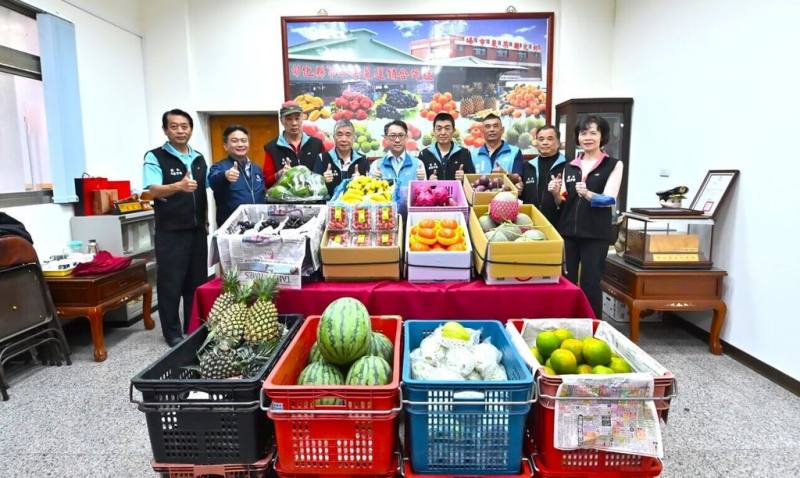 彰化縣政府20日上午在彰化市果菜市場，舉辦農產品嘉年華促銷嘉年華活動宣傳記者會，活動當天將發送限量3000份免費試吃鮮果禮袋，裡面有現採香蕉、柑橘、百香果、紅龍果等新鮮水果。（彰縣府提供）