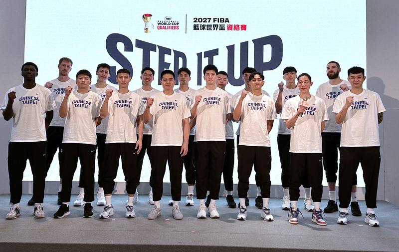 2027世界盃男籃亞洲區資格賽將登場，台灣男籃28日將於客場首戰日本，20日舉行賽前誓師大會，隊長陳盈駿（前左4）喊話要全力拚戰