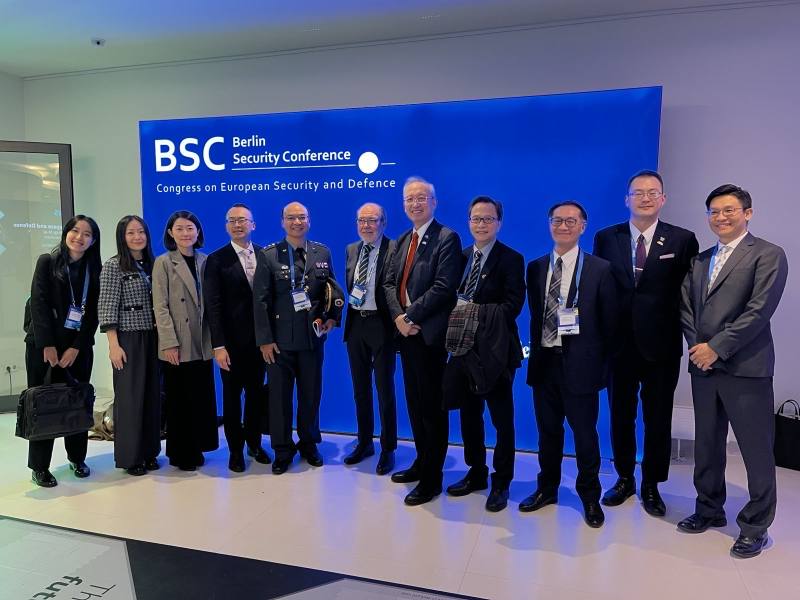 外交部政務次長吳志中（右五）、「柏林安全會議」創辦人普羅爾（R.Uwe Proll）（右六）、駐德國代表處代表谷瑞生大使（右四）、外交部研究設計會主任柯良叡（右三）及國防大學副教授聶若鹽上校（左五）等合影