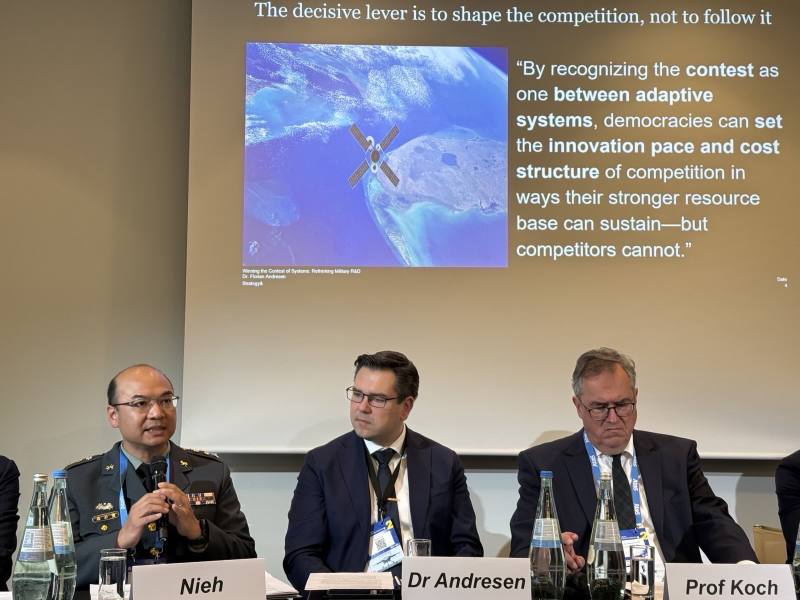 國防大學副教授聶若鹽上校（左一）擔任與談人