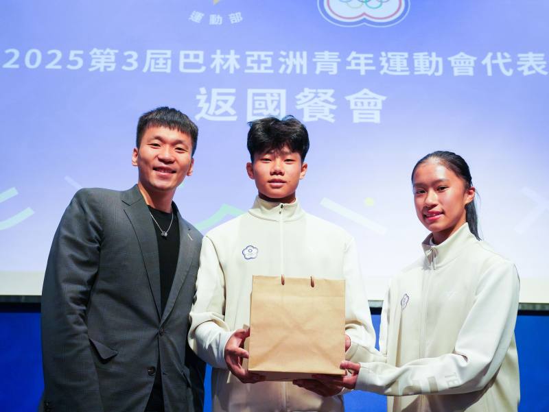李洋部長致贈禮品，由黃迺軒（中）、潘筱晴（右）選手代表接領。