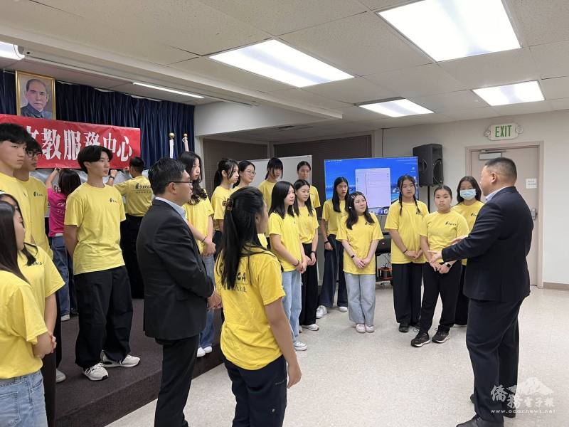 Following the presentation, students continued to engage Mason Yu with additional questions.