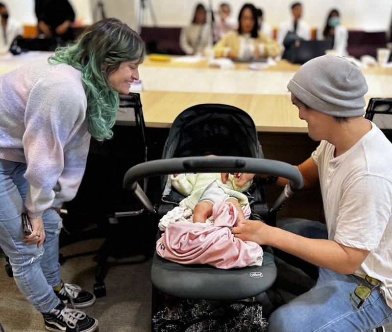 因罕見遺傳疾病EEC綜合症，李姓男子出生僅3根手指頭，飽受唇顎裂、泌尿道異常等所苦，接受超過50次手術。在北醫附醫協助下成功打破基因魔咒。李姓男子（右）20日和太太Liz（左）帶著奇蹟般降生的寶寶接受北醫附醫祝福，臉上藏不住心滿意足的笑容