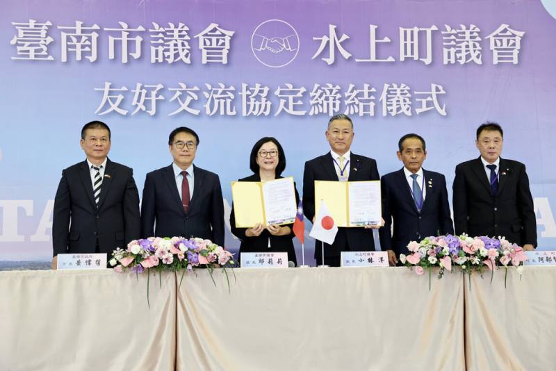 台南市議會和日本群馬縣水上町議會20日締結友好交流協定，深化情誼。（台南市政府提供）