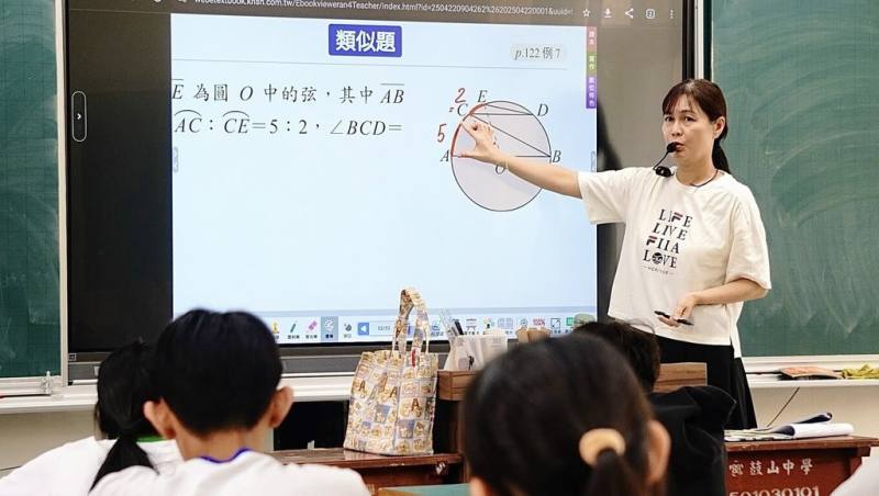 高雄市政府自籌新台幣4.5億元，將於民國115年4月底前完成三級學校5000間普通教室及資源班教室大型觸控螢幕建置，打造符合數位教學需求的互動式智慧教室。（高雄市教育局提供）