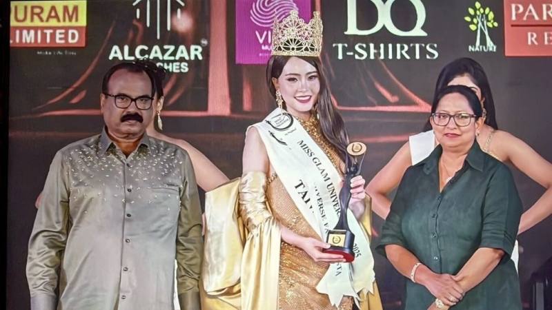 台灣小姐選美出身的鄭珊汶（中）日前代表台灣赴印度參加環球華麗小姐（Miss Glam Universe 2025）總決賽，一舉奪下亞洲冠軍，同時榮獲才藝獎與時尚獎，一人囊括3項大獎。（鄭珊汶提供）
